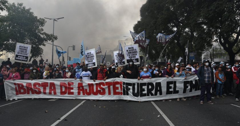 Los piqueteros marcharon al Ministerio de Desarrollo Social y el viernes se reúnen con funcionarios por «el ajuste a comedores»