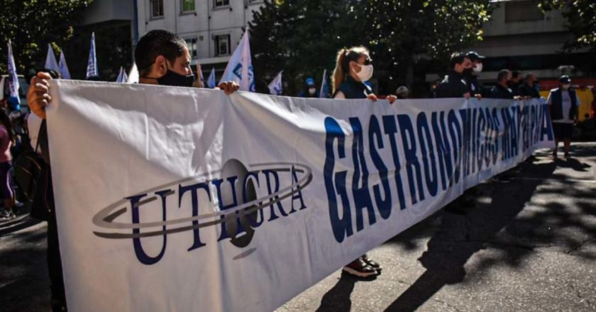 Gastronómicos marplatenses realizaron una protesta frente a la Cámara de hoteleros para regularizar relaciones laborales