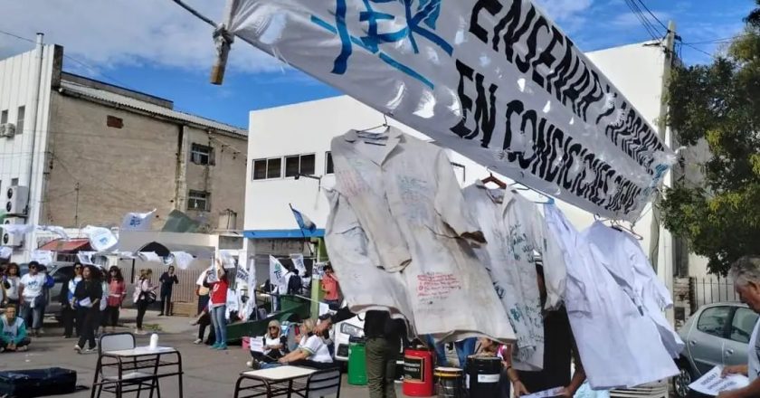 Docentes de Río Negro ocuparon el edificio del Ministerio de Educación en protesta por los descuentos de los días de paro