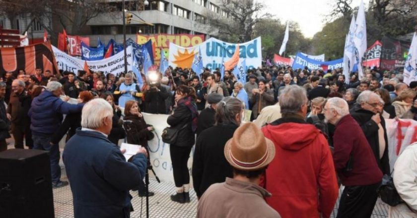 La ciudad de Mendoza multó a organizaciones sociales por cortar calles durante una manifestación