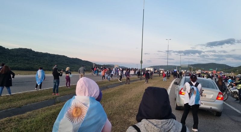 Docentes autoconvocados salteños siguen con medidas de fuerza y denuncian la detención de varios trabajadores