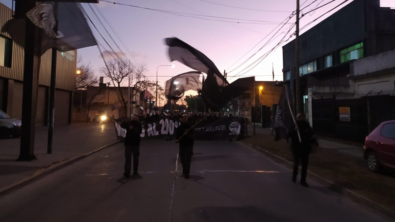 Tras la denuncia penal contra su titular, el gremio del neumático paraliza la actividad en todas las plantas de producción y se moviliza al Obelisco