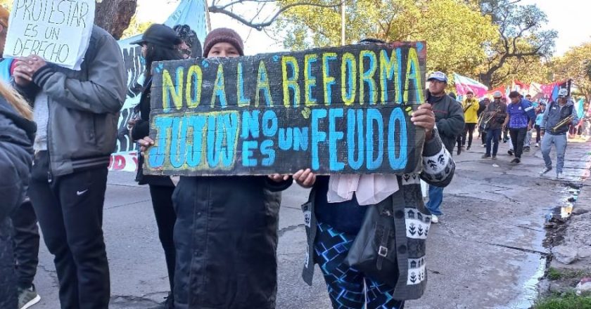 Arde Jujuy: masiva protesta de docentes por salarios dignos y en rechazo a la reforma constitucional