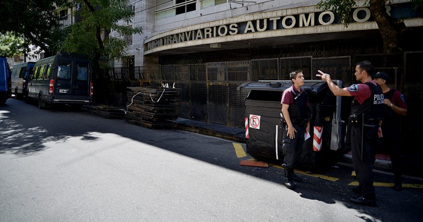 Una rosca que pendula entre el Ministerio de Trabajo y la Justicia empuja a la UTA a una elección eterna