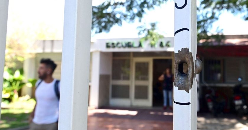 Una decena de gremios paran y se movilizan en Rosario por las balaceras contra las escuelas