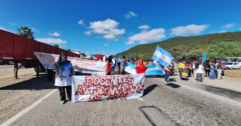 Tras otra jornada de multitudinarias protestas docentes, el Gobierno de Salta hizo anuncios para destrabar el conflicto y no descontará los días de paro