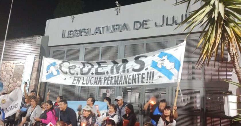 Nueva jornada de protesta en Jujuy: los docentes encararon una marcha de antorchas por aumento salarial y contra la reforma constitucional de Morales