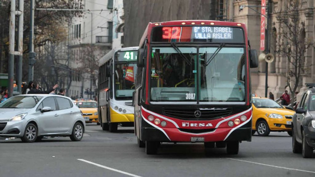 El Gobierno garantizó el aumento de los choferes para la zona del AMBA y la UTA levantó el paro de colectivos, pero lo sostiene en el interior por la falta de acuerdo con las provincias