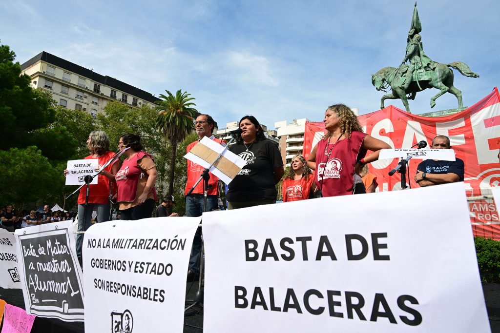 Una decena de gremios paran y se movilizan en Rosario por las balaceras contra las escuelas