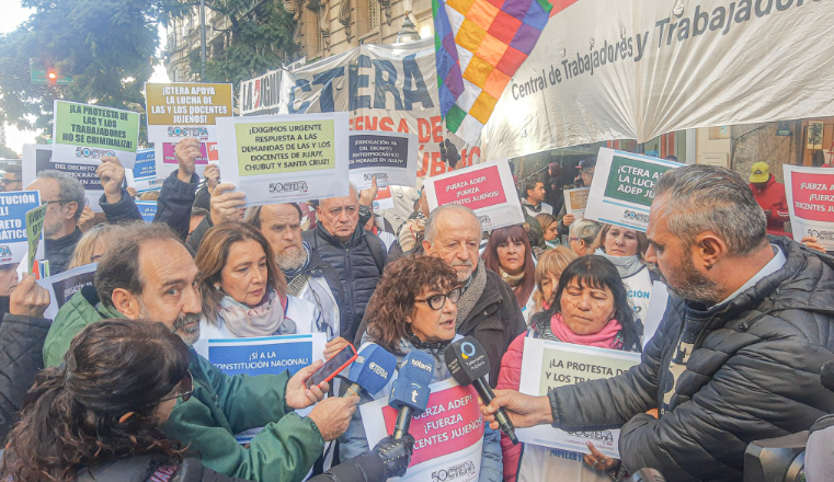 La Ctera y el Frente Milagro Sala se movilizaron en la ciudad de Buenos Aires contra el decreto del gobernador de Jujuy Gerardo Morales que «criminaliza la protesta social»