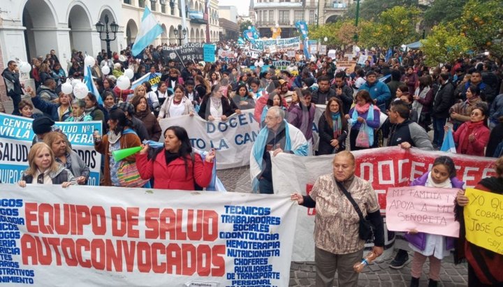 Los Docentes Autoconvocados continúan reclamos sus salariales en Salta con un acampe y una huelga de hambre