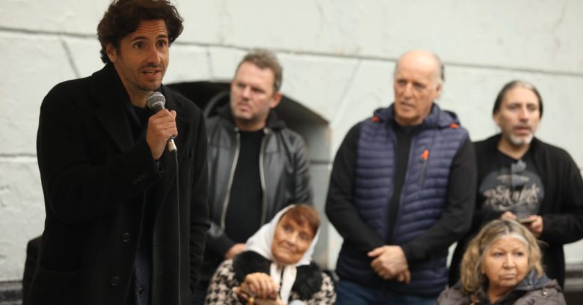 Colocaron baldosas en centro porteño en homenaje a trabajadores municipales desaparecidos