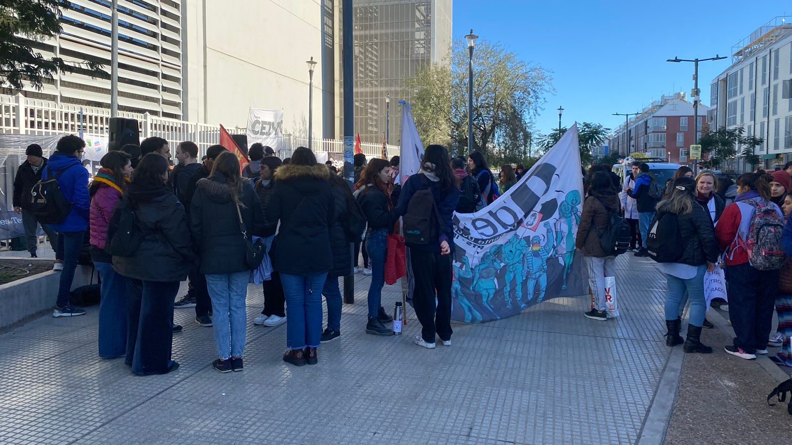 Docentes y estudiantes marcharon al Ministerio de Educación porteño contra el cierre de profesorados y postítulos