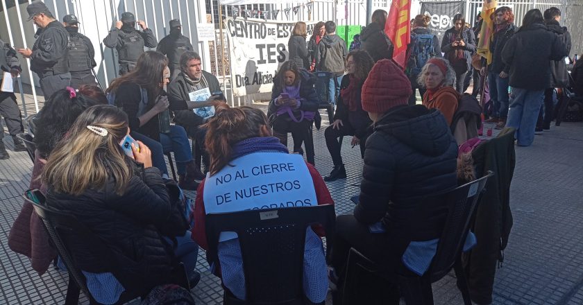 Docentes y estudiantes marcharon al Ministerio de Educación porteño contra el cierre de profesorados y postítulos