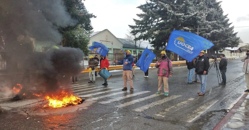 Trabajadores de la construcción realizan cortes intermitentes en la ruta de ingreso a Bariloche por deudas salariales