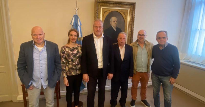 La CGT y el ministro Perczyk firmaron «El nuevo pacto educativo deportivo», que se enviará al Papa