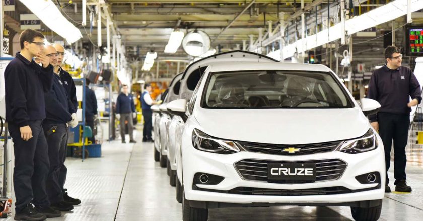 SMATA le propuso tres planes de producción a GM porque anunció que a fin de año se dejará de fabricar el Chevrolet Cruze en el país