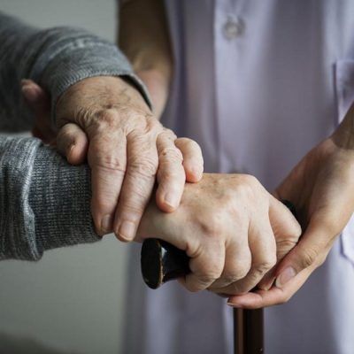 Proponen una licencia de hasta 15 días para estatales bonaerenses que cuiden a personas mayores