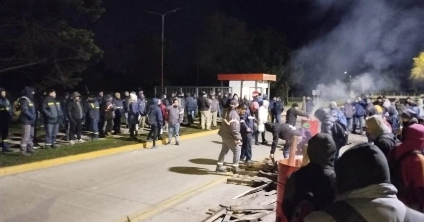 Con respaldo de la UOM, tercerizados de Acindar paralizan la planta de Villa Constitución y mantienen la protesta en los portones