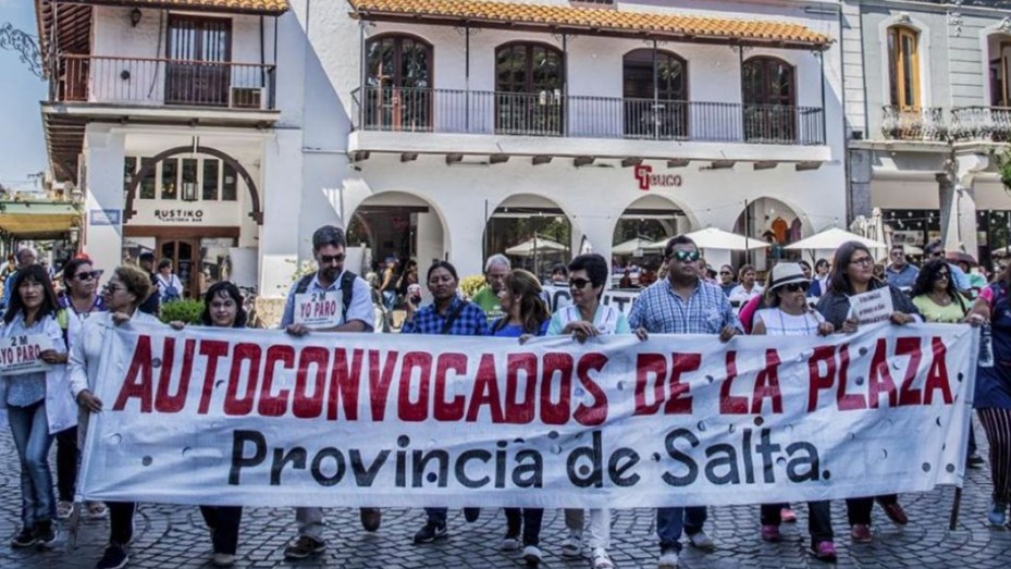 Tras otra jornada de multitudinarias protestas docentes, el Gobierno de Salta hizo anuncios para destrabar el conflicto y no descontará los días de paro
