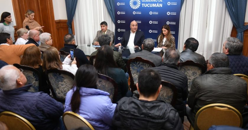Tucumán reabre las paritarias y anuncia un bono de 20 mil pesos para los trabajadores estatales