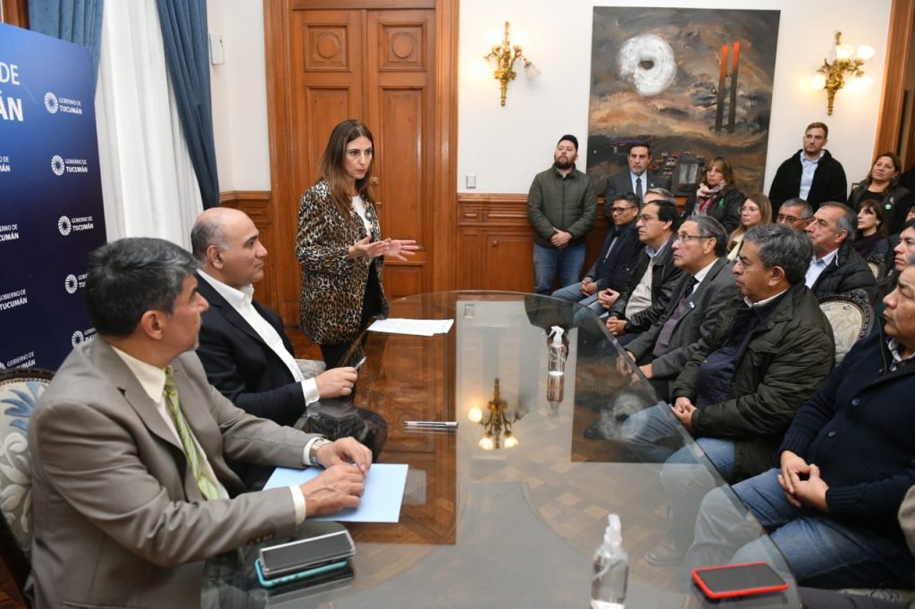 Tucumán reabre las paritarias y anuncia un bono de 20 pesos para los trabajadores estatales