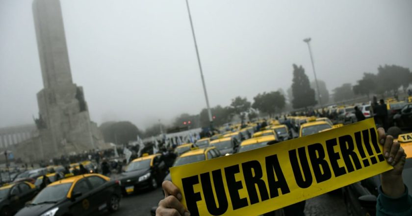 La Justicia intimó a la legislatura y al Congreso a que encuadren en la ley a UBER y dictaminó que debe ser un «servicio complementario» bajo la Ley de Taxis y Remises