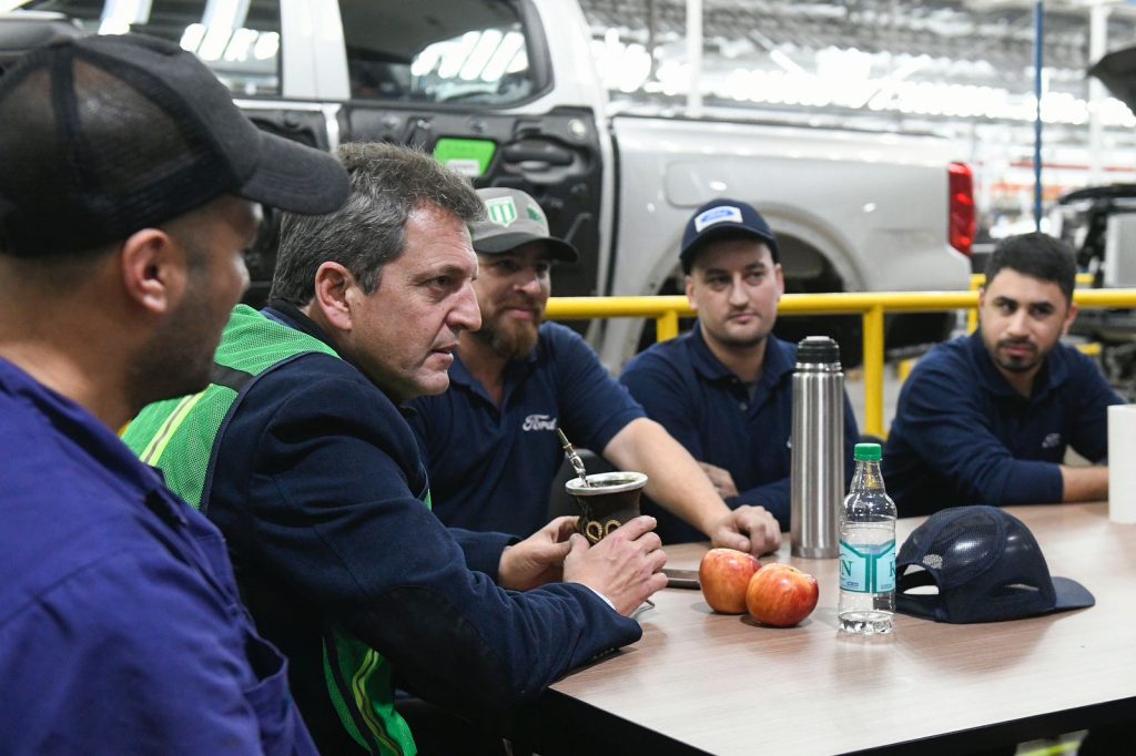 Massa se reunió con trabajadores de Ford y volvió a su agenda histórica: "Bajamos el impuesto a las Ganancias sin prometerlo"