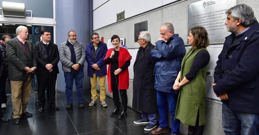 «Kelly» Olmos conmemoró al laboralista Centeno, autor de la Ley de Contrato de Trabajo, con una placa en homenaje en el Ministerio de Trabajo