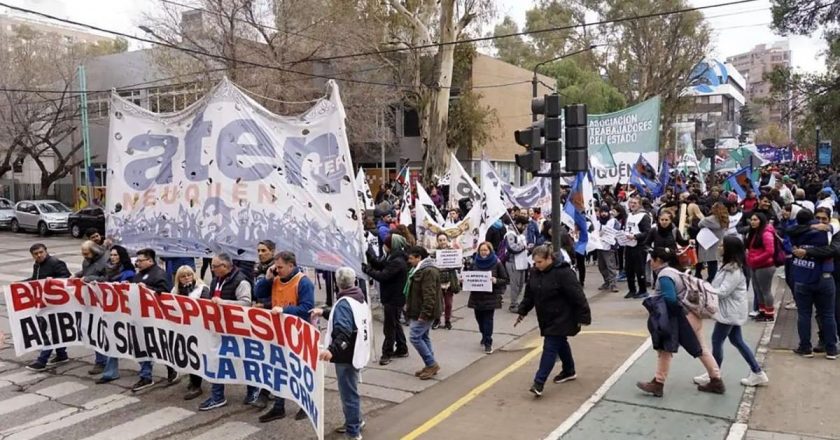 Neuquén también se endurece contra las huelgas y le descontará el día a más de 4500 docentes que pararon porque no les habían depositado el aguinaldo