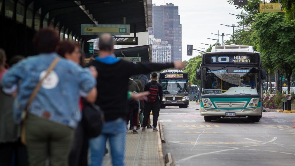 La UTA firmó el acuerdo paritario para los colectiveros del interior y llevó el salario inicial a más de 400 mil pesos