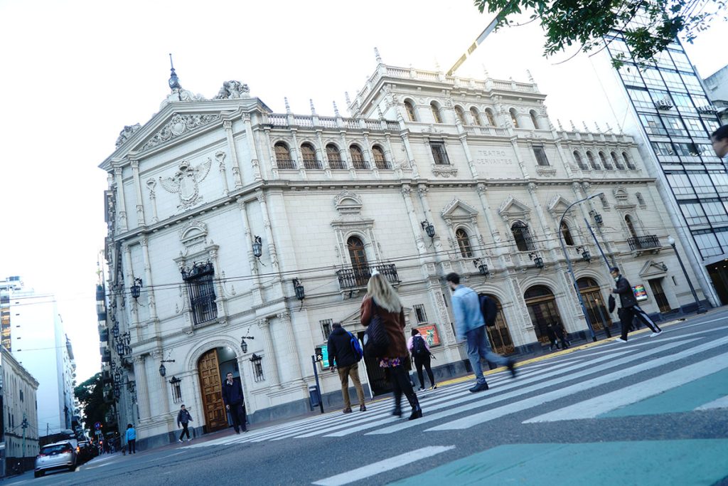 Asamblea permanente por reclamos laborales y mensajes para Bauer en las funciones del Teatro Nacional Cervantes