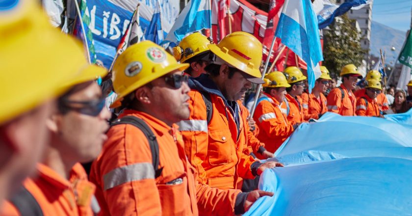 Tras 9 días de paro, AOMA se llevó el compromiso de cumplimiento del Convenio Colectivo y los mineros de El Aguilar levantaron la medida de fuerza