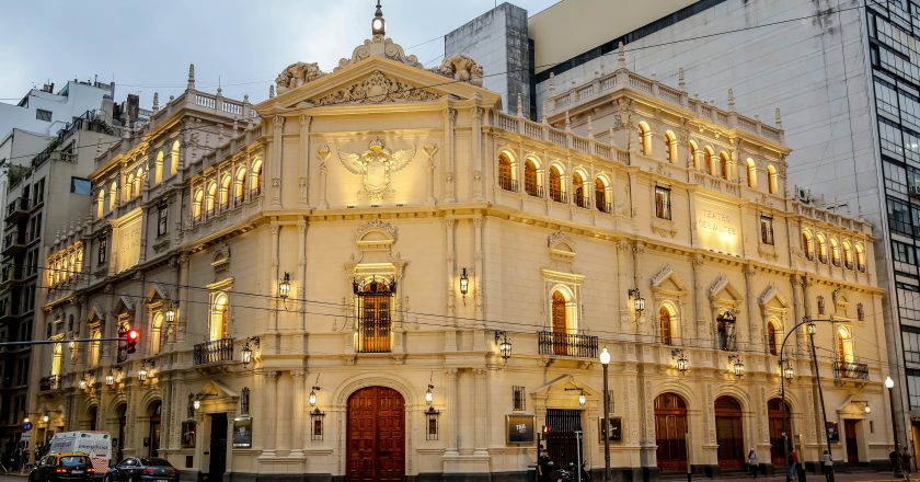 Asamblea permanente por reclamos laborales y mensajes para Bauer en las funciones del Teatro Nacional Cervantes