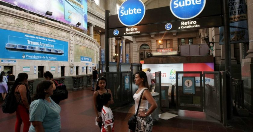 Con «difusión» y apertura de molinetes, los Metrodelegados sostienen su reclamo de «un subte libre de asbesto»