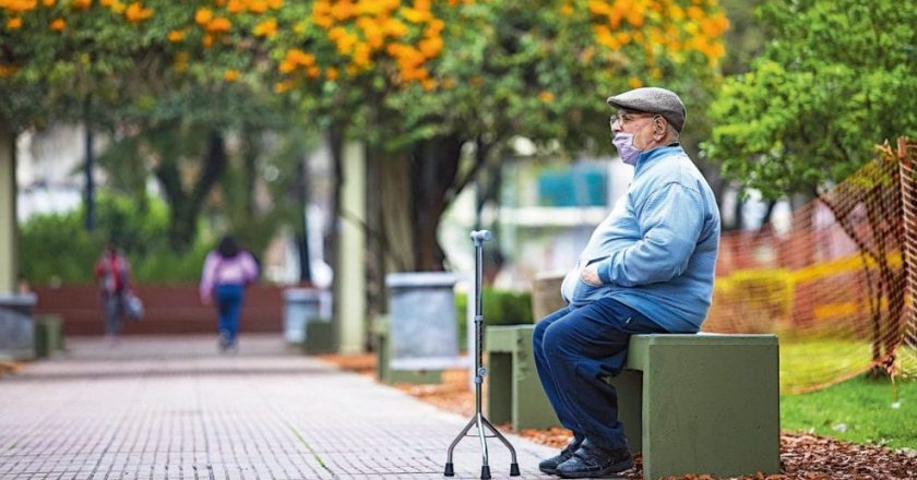 Casi 1.2 millones de jubilados pasarán a cobrar un adicional con sus haberes por la suba del Salario Mínimo Vital y Móvil