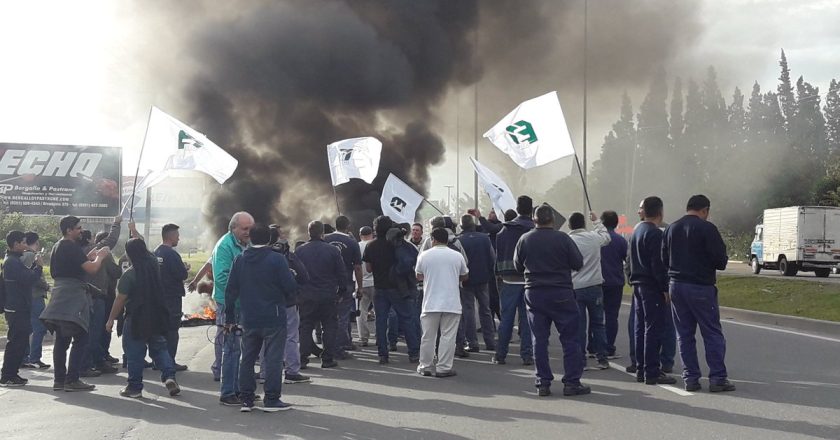 La UOM tensa al máximo con los empresarios, pide un plus por zona desfavorable, sólo manda un dirigente a la paritaria y avisa que endurecerá las protestas