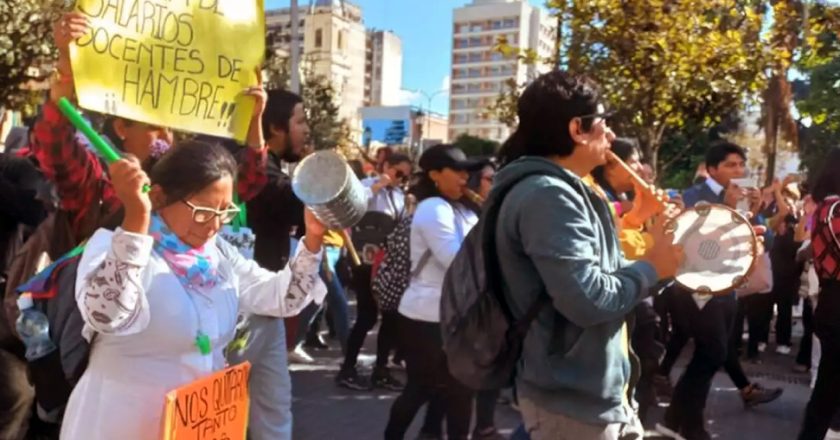 Docentes jujeños marchan por el «incumplimiento de las paritarias» y no se descomprime la tensión social de la provincia