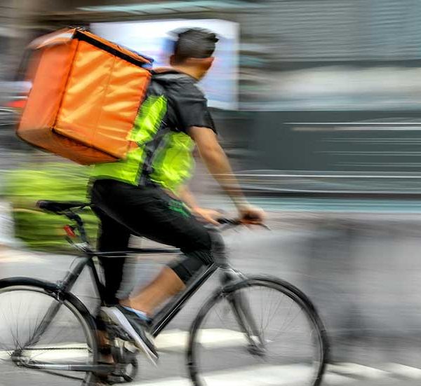 El Gobierno de la provincia de Buenos Aires ratificó su compromiso para regular las plataformas: «Es imperioso regular el trabajo para cuidar a quienes lo ejercen»