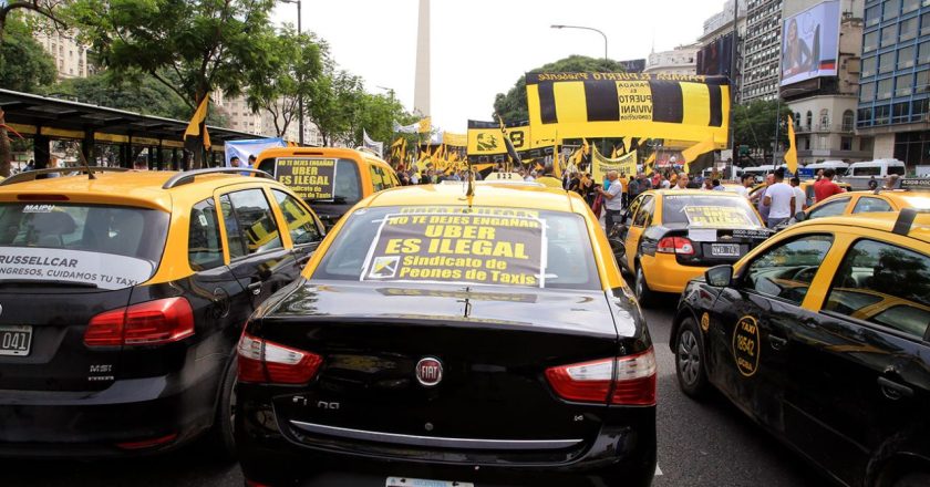 A pesar de que la Justicia falló a favor de los taxistas y declaró su ilegalidad, Uber insiste en que seguirá funcionando