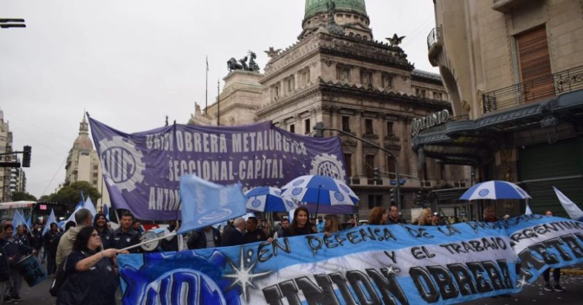 Comenzó el cese de tareas de la UOM en reclamo de aumento salarial y una columna de trabajadores metalúrgicos moviliza a Techint