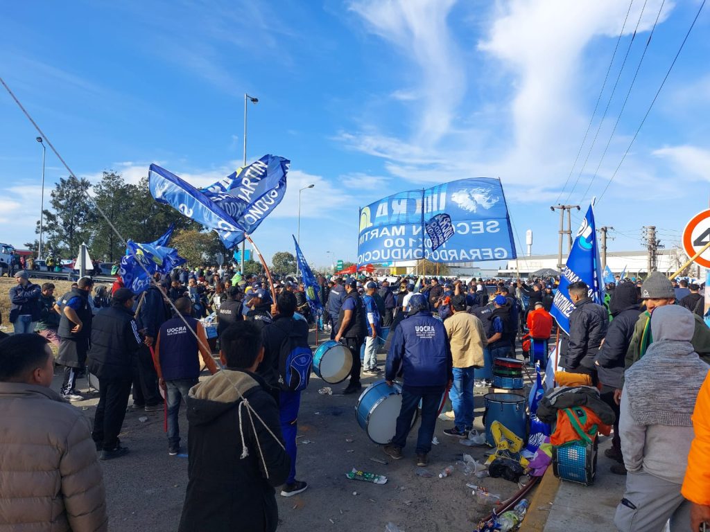 Estadio lleno, discursos exprés, entrada controlada, poca liturgia y un cantito "El domingo cueste lo que cueste"