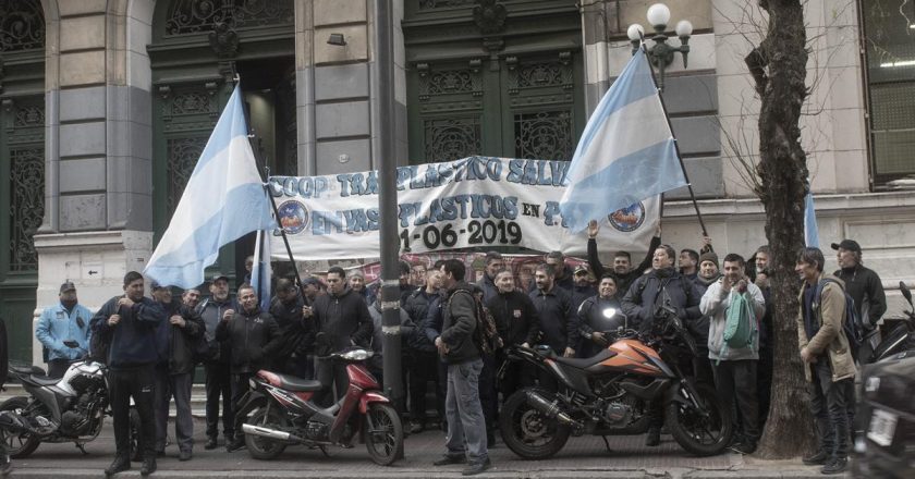 Trabajadores de la Cooperativa Plásticos Salvadores marcharon en defensa de sus puestos de trabajo