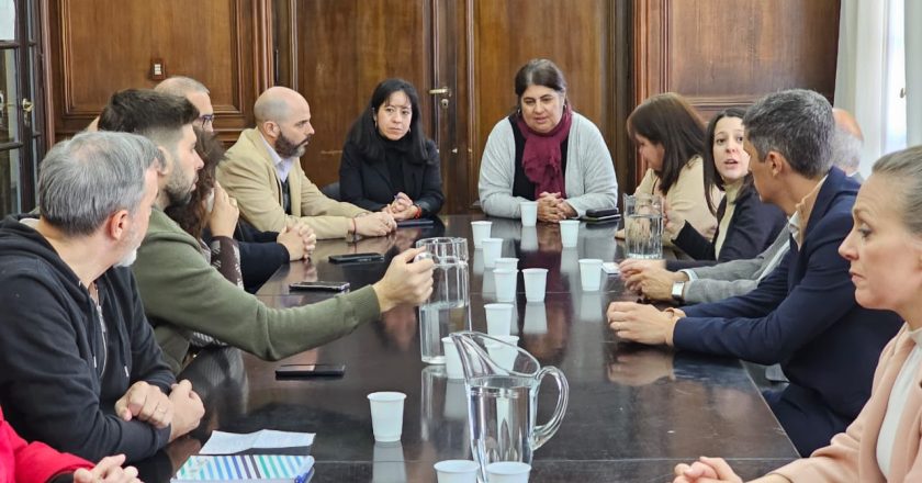 #AHORA Gobierno convocó a gremios estatales para continuar la negociación paritaria mañana y UPCN ya adelantó que pedirá dos aumentos salariales de 11%