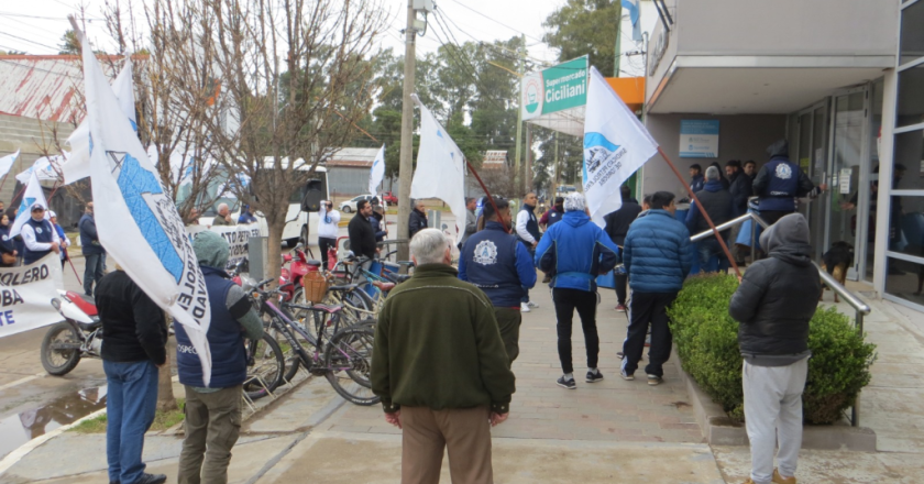 Cumple un mes el conflicto de trabajadores petroleros con empresa de gas en Monte Maíz por despidos