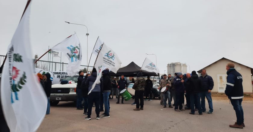 Trabajadores de la empresa de gas natural Mega de Bahía Blanca reclaman por aumentos y condiciones laborales desde abril y escala el conflicto