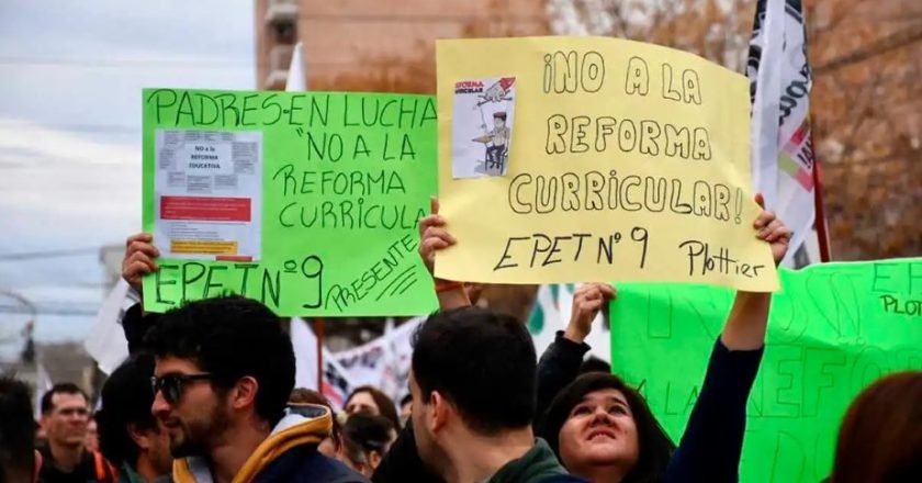 Docentes neuquinos realizaron jornada de lucha contra la reforma curricular y el Gobierno provincial ya anunció que descontará el día por «reclamo injustificado»