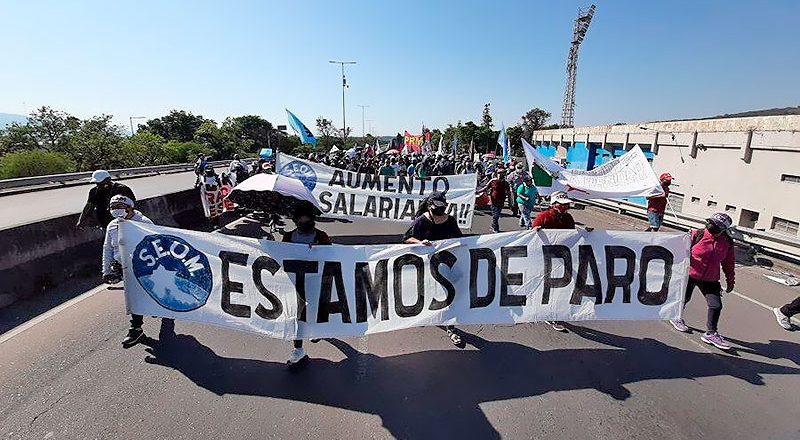 Municipales y docentes jujeños que reclaman mejoras salariales y rechazan los descuentos por huelga que les hizo Morales