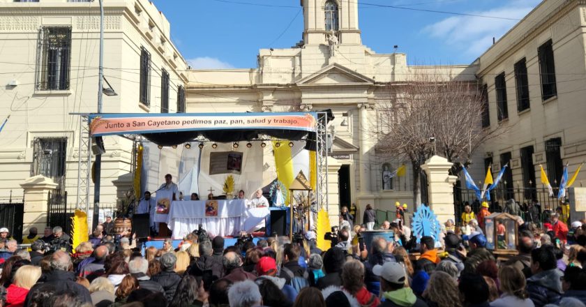 Representantes del Tercer Malón de la Paz jujeño marcharon junto a dirigentes de organizaciones sociales y sindicales a San Cayetano para pedir «por la protección de la Pachamama y el trabajo»