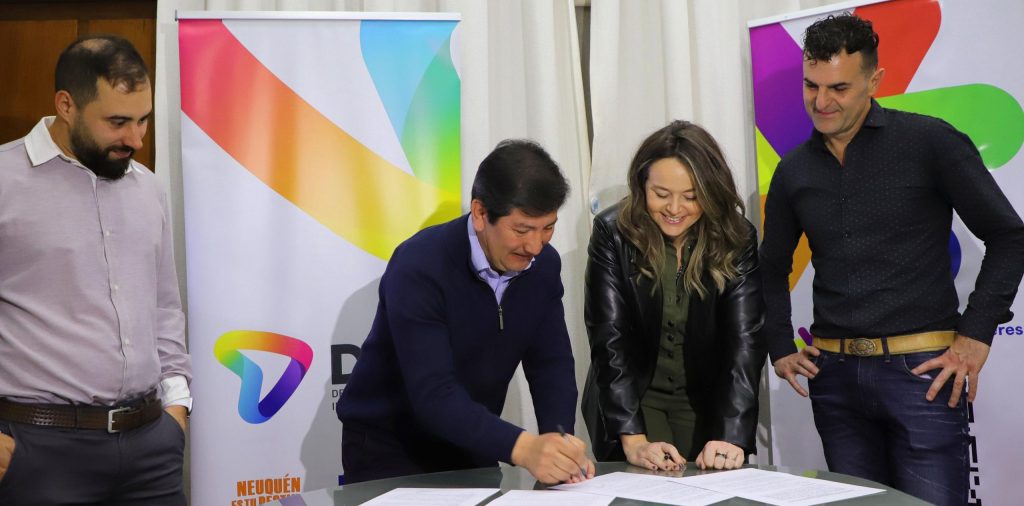 Firman un convenio para apuntalar el empleo a través del crecimiento del turismo LGTBIQ+ en Neuquén